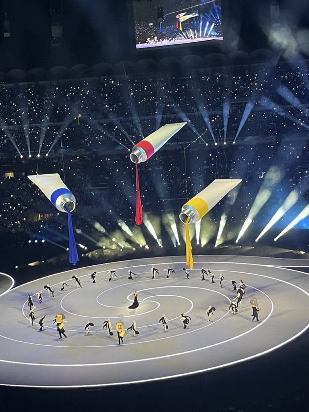 maraja-keri-ja-pee-volare-valentino-rosi-vozi-tramvaj-spektakularno-otvoranje-na-zimskata-olimpijada-vo-italija-12.jpeg