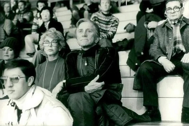 najgolemiot-skandal-na-olimpijadata-vo-saraevo-84-kako-gazda-fahrudin-go-ograbi-akterot-kirk-daglas-09.jpg