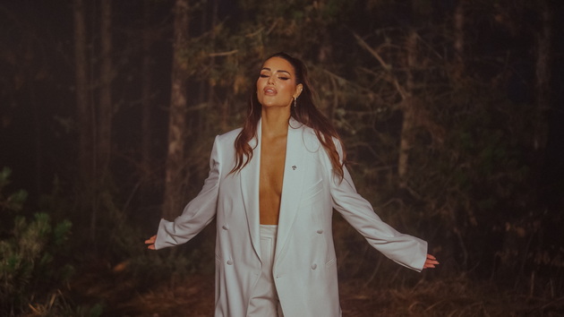 nebiten-e-prikazna-koga-prifakjash-deka-povekje-ne-si-nechie-se-simona-popovska-so-nova-pesna-03.jpeg