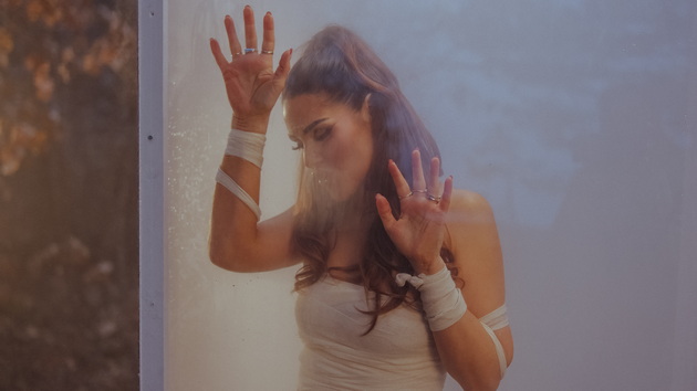 nebiten-e-prikazna-koga-prifakjash-deka-povekje-ne-si-nechie-se-simona-popovska-so-nova-pesna-04.jpeg