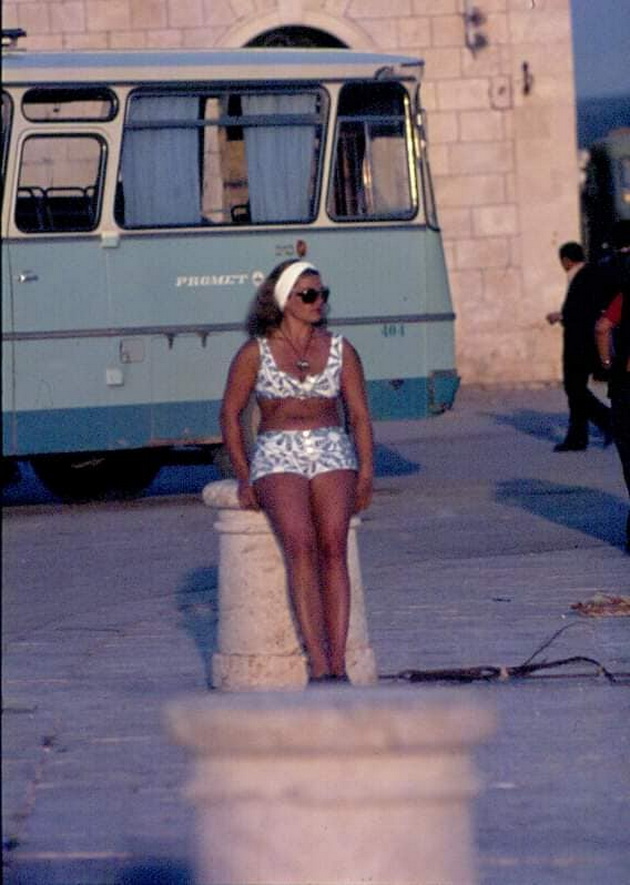 od-semejnite-albumi-na-rebeka-od-80-tite-tatko-mi-gi-razvivashe-fotografiite-vo-kujnata-na-jazhinja-so-shtipki-14.jpg