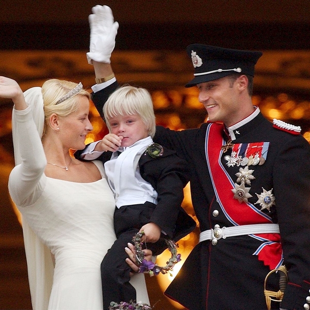 ostana-bremena-od-kriminalec-pa-se-omazhi-za-idniot-kral-na-norveshka-koja-e-princezata-mete-marit-02.jpg