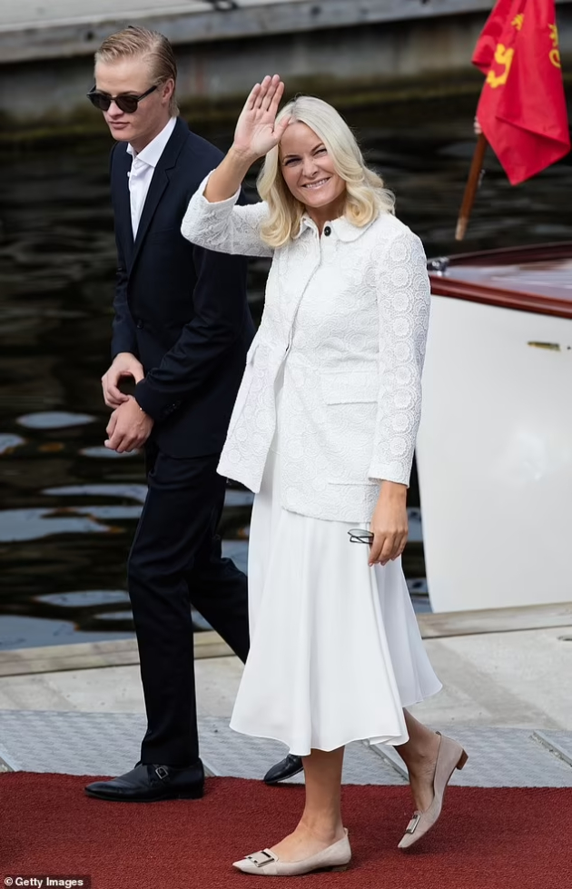 ostana-bremena-od-kriminalec-pa-se-omazhi-za-idniot-kral-na-norveshka-koja-e-princezata-mete-marit-10.jpg