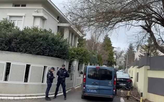 site-detali-za-bombata-frlena-vo-domot-na-zdravko-cholikj-snimki-od-napagjachite-estraden-menadjer-e-narachatel-poradi-dolg-02.jpg