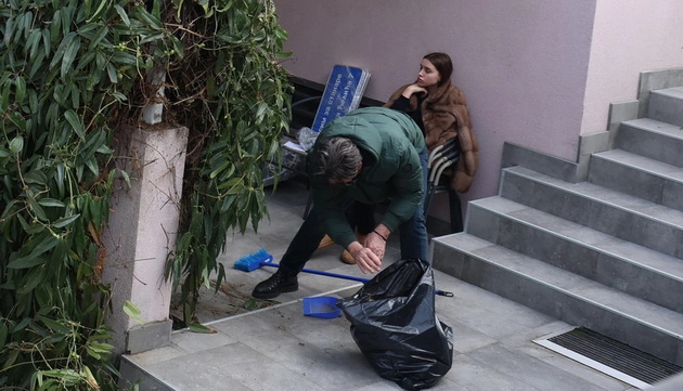 site-detali-za-bombata-frlena-vo-domot-na-zdravko-cholikj-snimki-od-napagjachite-estraden-menadjer-e-narachatel-poradi-dolg-04.jpg