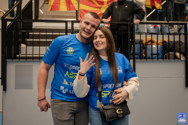 valentin-od-ohrid-ja-zaprosi-sakanata-na-rakometen-natprevar-vo-praga-klekna-na-koleno-srede-teren-04.jpg