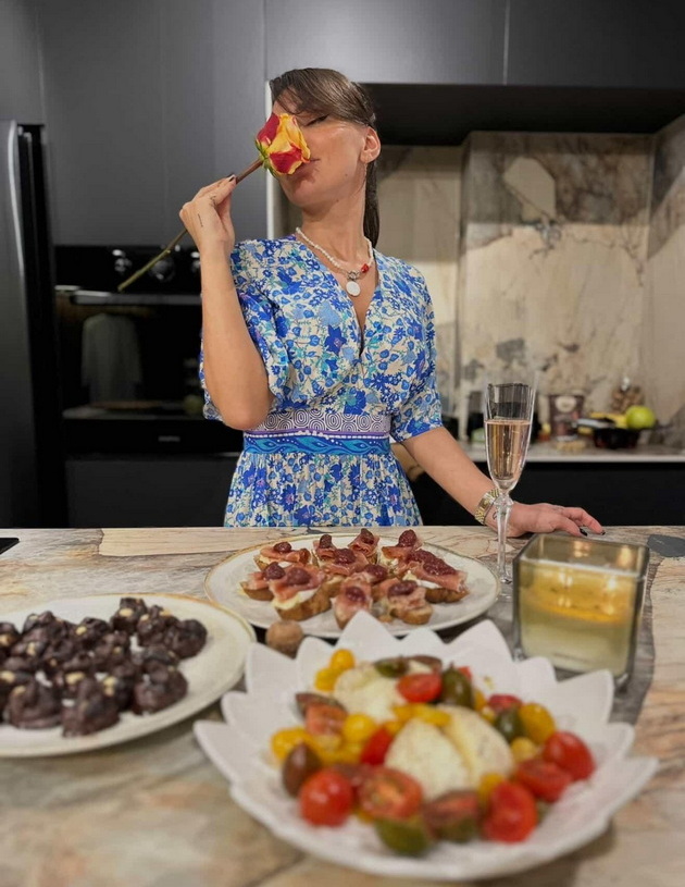 vo-domot-na-ljupka-mitrova-kada-vo-dnevnata-namesto-trpezariska-masa-i-golemi-prozorci-so-pogled-kon-cela-strumica-27_copy.jpg