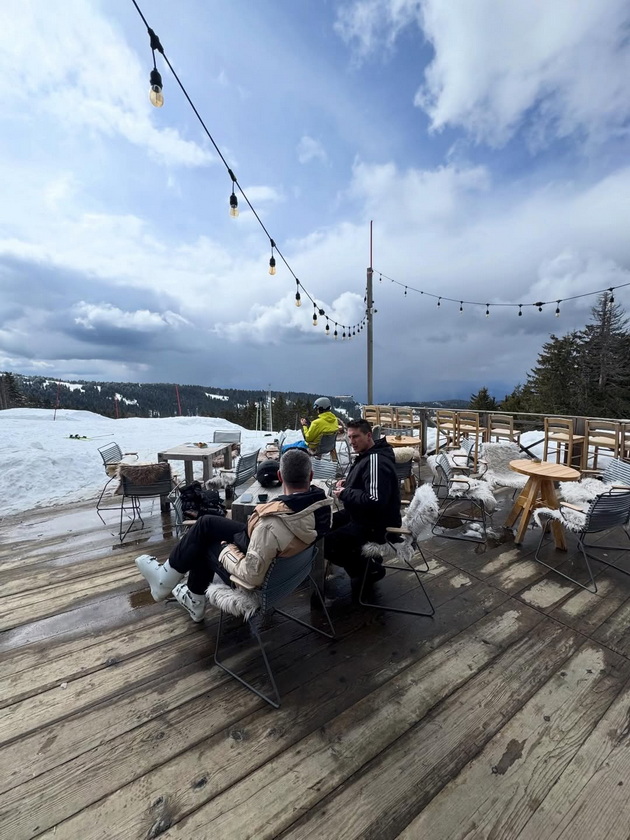 atanas-atanasovski-i-soprugata-na-kopaonik-poziraat-pregrnati-na-snoubord-taa-mu-pravi-fotki-skrishno-08.jpg