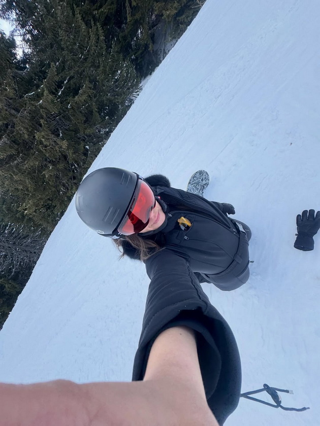 atanas-atanasovski-i-soprugata-na-kopaonik-poziraat-pregrnati-na-snoubord-taa-mu-pravi-fotki-skrishno-09.jpg