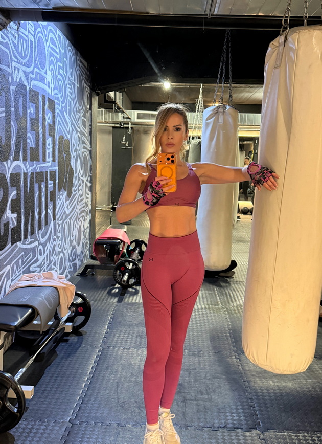 danica-stefanoska-fit-majka-i-modna-dama-so-sofisticiran-stil-na-patuvanja-sekogash-pakuvam-i-elegantni-chevli-02.jpeg