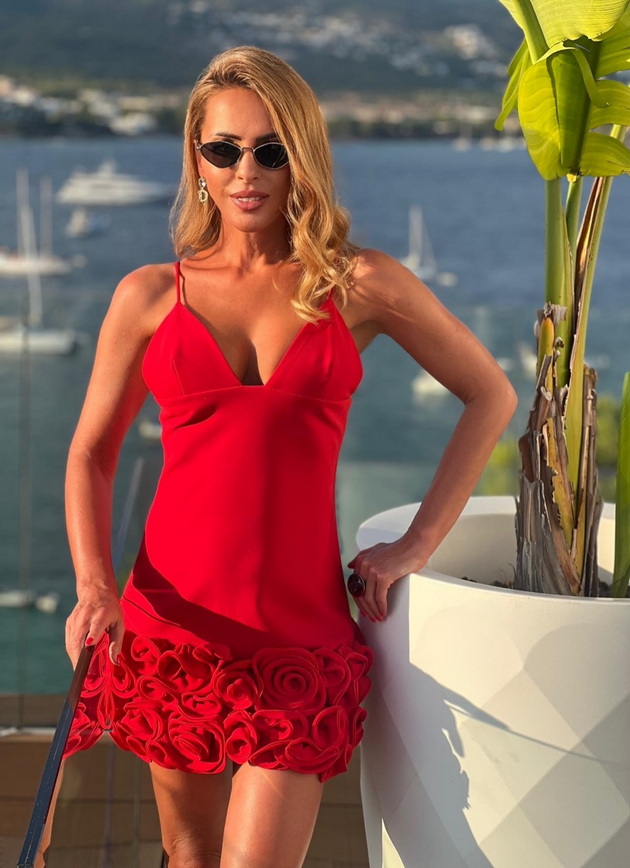 danica-stefanoska-fit-majka-i-modna-dama-so-sofisticiran-stil-na-patuvanja-sekogash-pakuvam-i-elegantni-chevli-17.jpeg