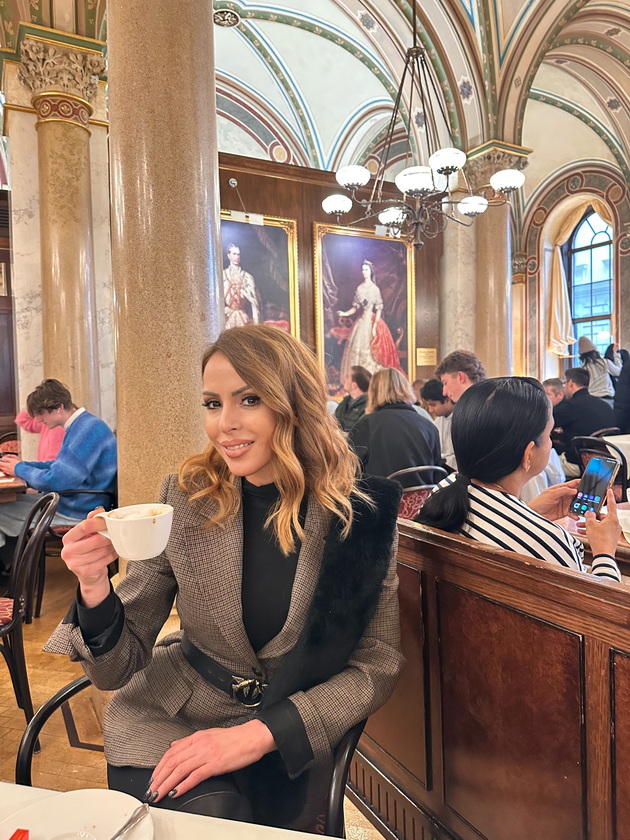 danica-stefanoska-fit-majka-i-modna-dama-so-sofisticiran-stil-na-patuvanja-sekogash-pakuvam-i-elegantni-chevli-22.jpeg