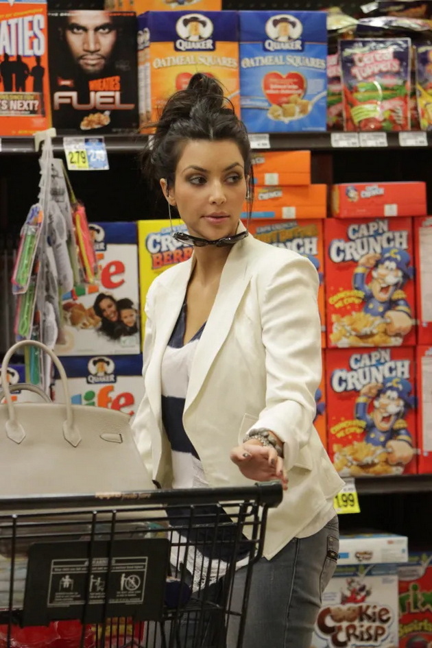 ne-bila-vo-market-15-godini-chasha-voda-i-nosi-batler-kim-kardashijan-za-razgaleniot-zhivot-na-visoka-noga-05.jpg