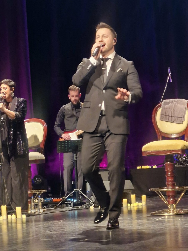 dechko-ja-zaprosi-sakanata-na-koncertot-na-david-temelkov-vo-skopje-toj-im-peeshe-a-tie-igraa-tango-foto-03.jpg