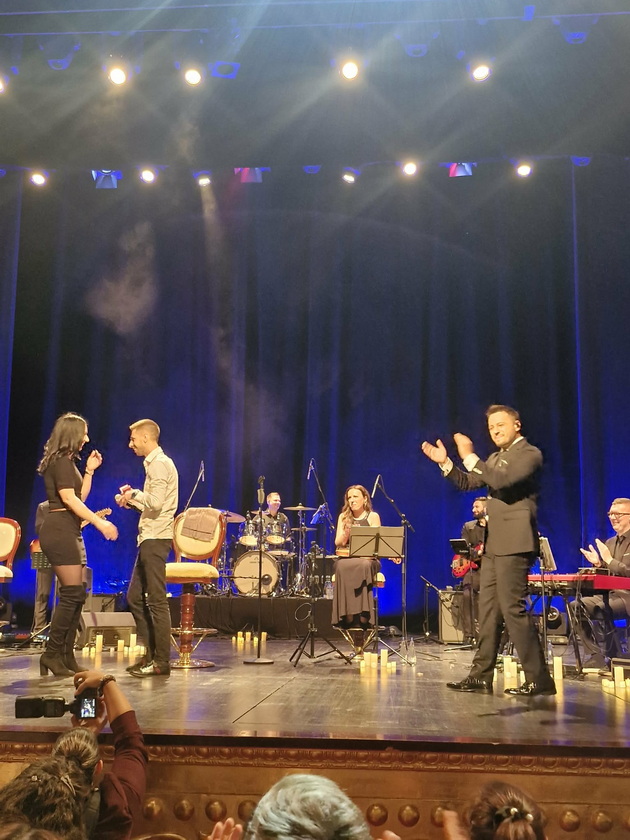 dechko-ja-zaprosi-sakanata-na-koncertot-na-david-temelkov-vo-skopje-toj-im-peeshe-a-tie-igraa-tango-foto-05.jpg