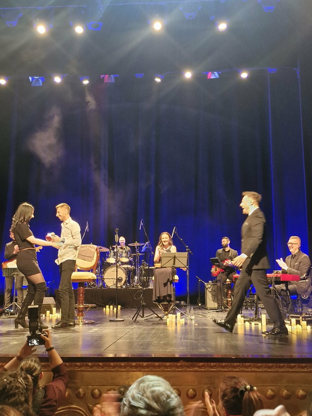 dechko-ja-zaprosi-sakanata-na-koncertot-na-david-temelkov-vo-skopje-toj-im-peeshe-a-tie-igraa-tango-foto-06.jpg