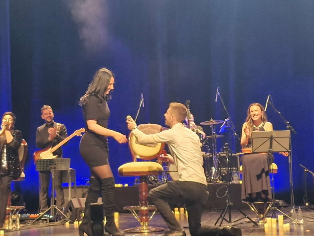 dechko-ja-zaprosi-sakanata-na-koncertot-na-david-temelkov-vo-skopje-toj-im-peeshe-a-tie-igraa-tango-foto-07.jpg