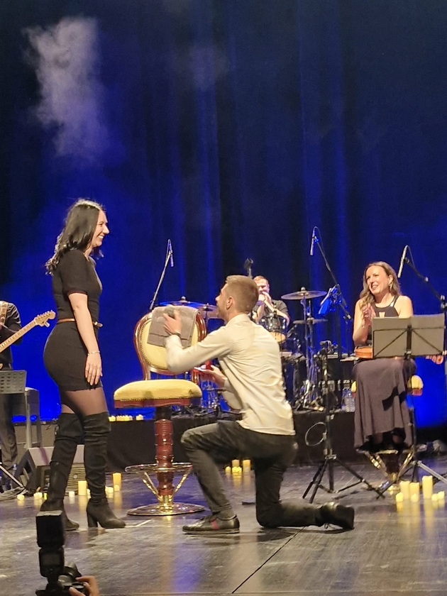 dechko-ja-zaprosi-sakanata-na-koncertot-na-david-temelkov-vo-skopje-toj-im-peeshe-a-tie-igraa-tango-foto-08.jpg