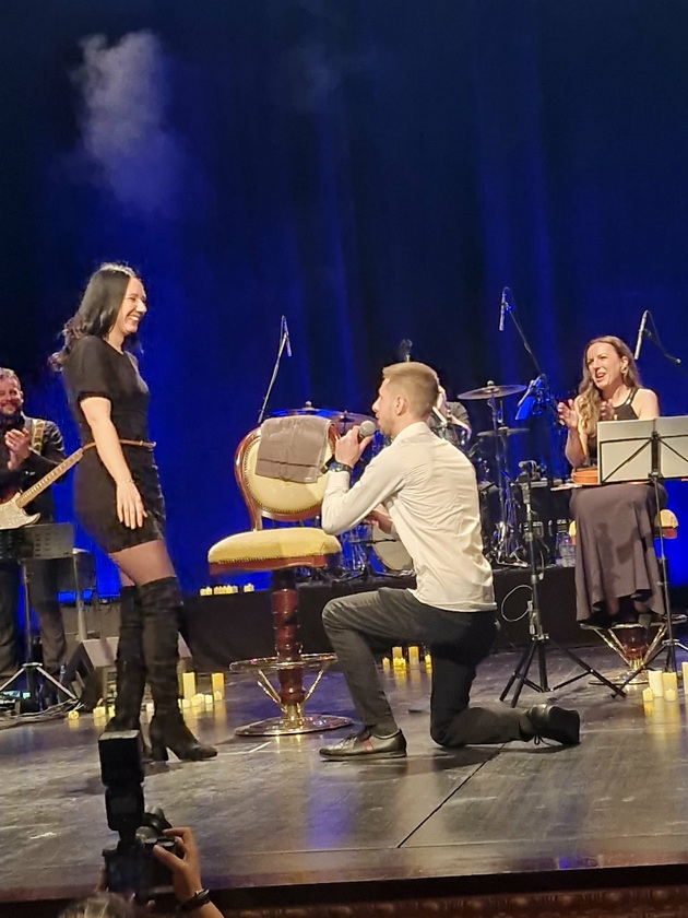 dechko-ja-zaprosi-sakanata-na-koncertot-na-david-temelkov-vo-skopje-toj-im-peeshe-a-tie-igraa-tango-foto-09.jpg