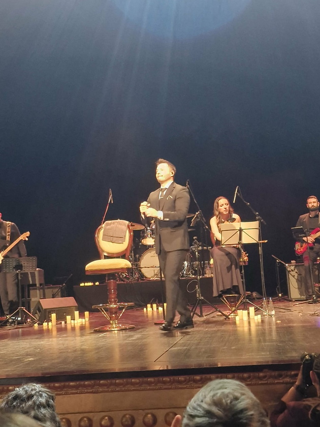 dechko-ja-zaprosi-sakanata-na-koncertot-na-david-temelkov-vo-skopje-toj-im-peeshe-a-tie-igraa-tango-foto-11_copy.jpg