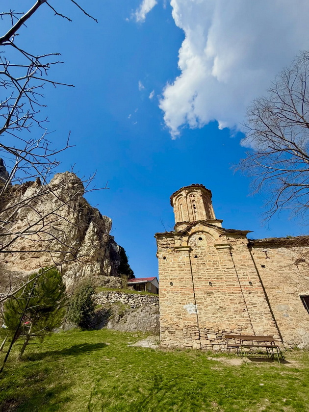 foto-proshetka-niz-eden-od-najubavite-manastiri-vo-okolinata-na-skopje-kje-posakate-da-ispiete-kafe-tamu-02.jpg
