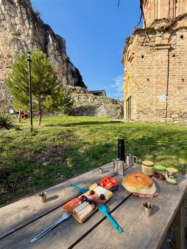 foto-proshetka-niz-eden-od-najubavite-manastiri-vo-okolinata-na-skopje-kje-posakate-da-ispiete-kafe-tamu-03.jpg