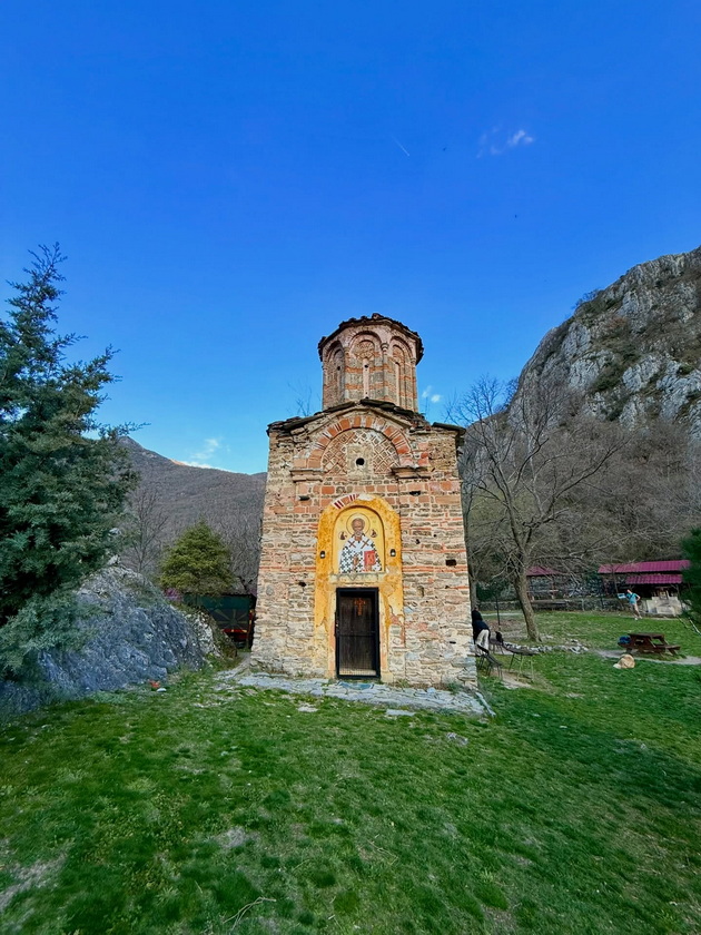 foto-proshetka-niz-eden-od-najubavite-manastiri-vo-okolinata-na-skopje-kje-posakate-da-ispiete-kafe-tamu-05.jpg