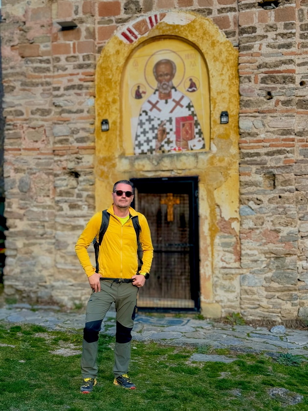 foto-proshetka-niz-eden-od-najubavite-manastiri-vo-okolinata-na-skopje-kje-posakate-da-ispiete-kafe-tamu-06.jpg