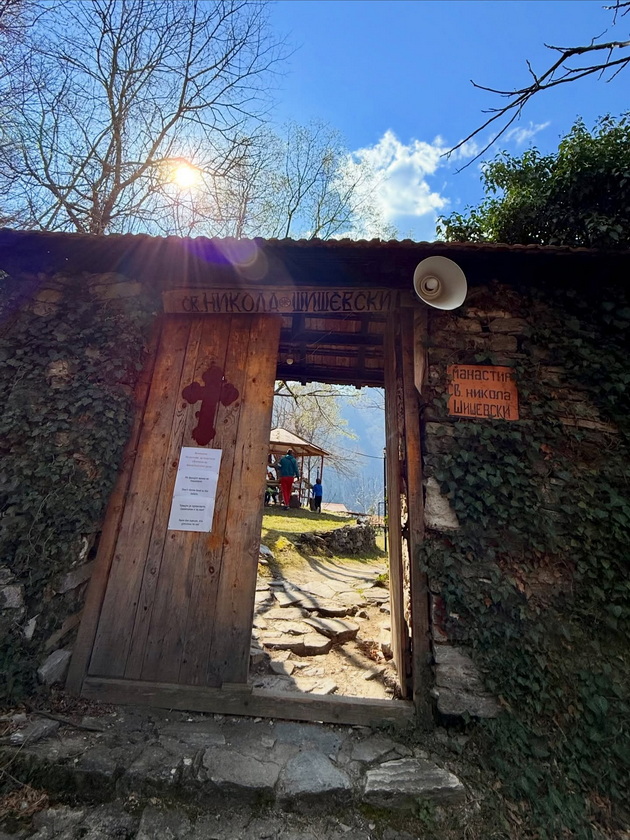 foto-proshetka-niz-eden-od-najubavite-manastiri-vo-okolinata-na-skopje-kje-posakate-da-ispiete-kafe-tamu-10.jpg