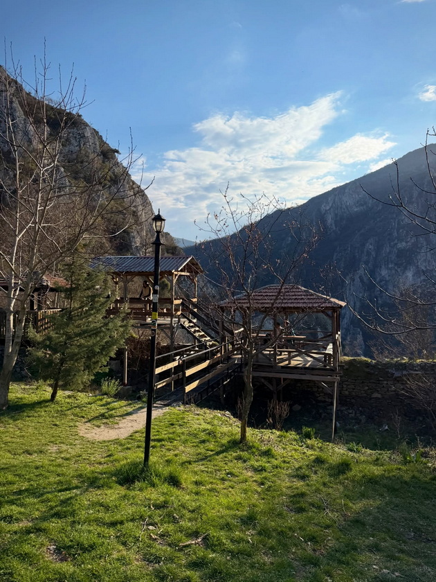 foto-proshetka-niz-eden-od-najubavite-manastiri-vo-okolinata-na-skopje-kje-posakate-da-ispiete-kafe-tamu-11.jpg