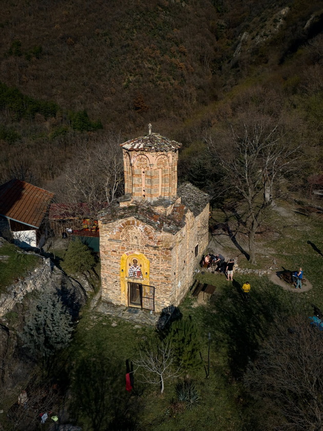 foto-proshetka-niz-eden-od-najubavite-manastiri-vo-okolinata-na-skopje-kje-posakate-da-ispiete-kafe-tamu-12.jpg