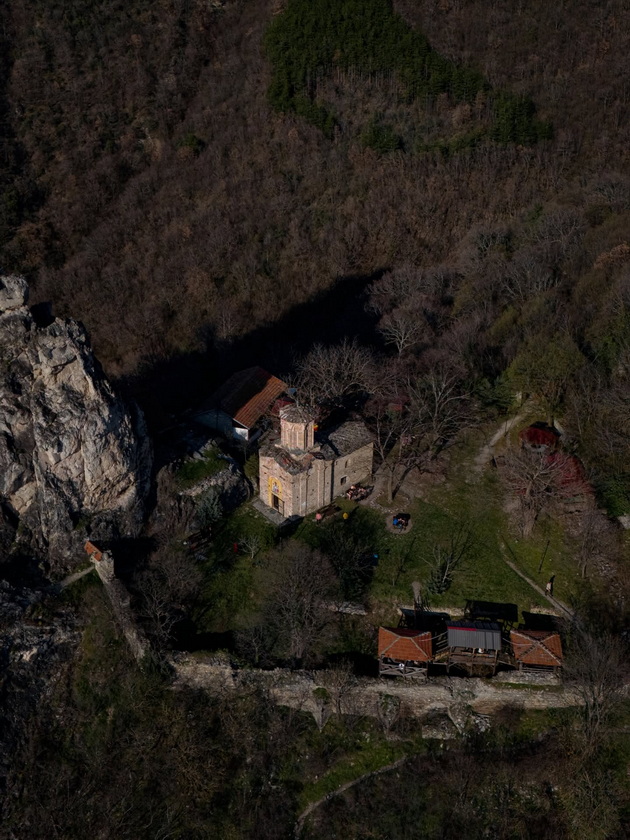 foto-proshetka-niz-eden-od-najubavite-manastiri-vo-okolinata-na-skopje-kje-posakate-da-ispiete-kafe-tamu-13.jpg