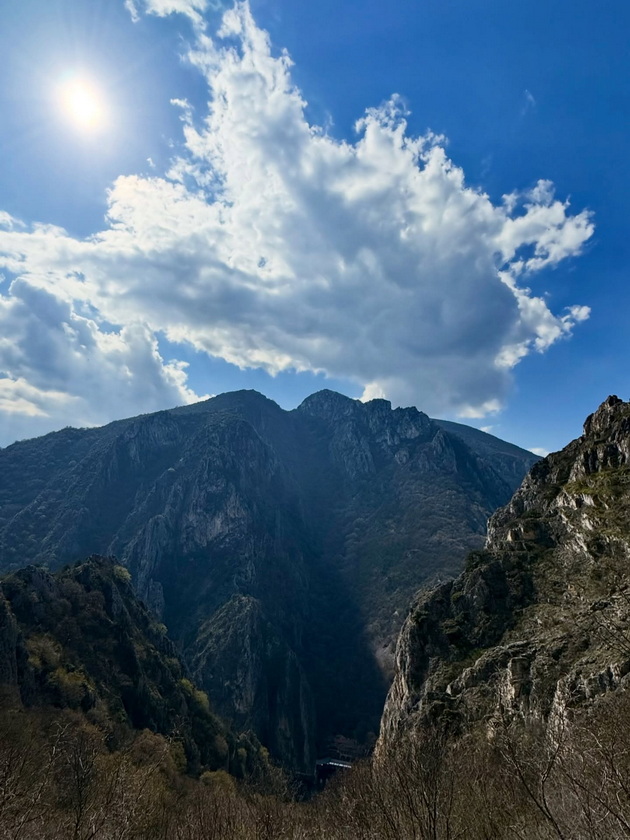 foto-proshetka-niz-eden-od-najubavite-manastiri-vo-okolinata-na-skopje-kje-posakate-da-ispiete-kafe-tamu-16.jpg