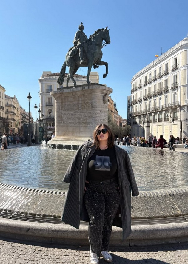 frozi-fran-so-maichka-shto-mami-pogledi-samouvereno-gi-nosi-kilogramite-na-patuvanje-vo-madrid-foto-03.jpg