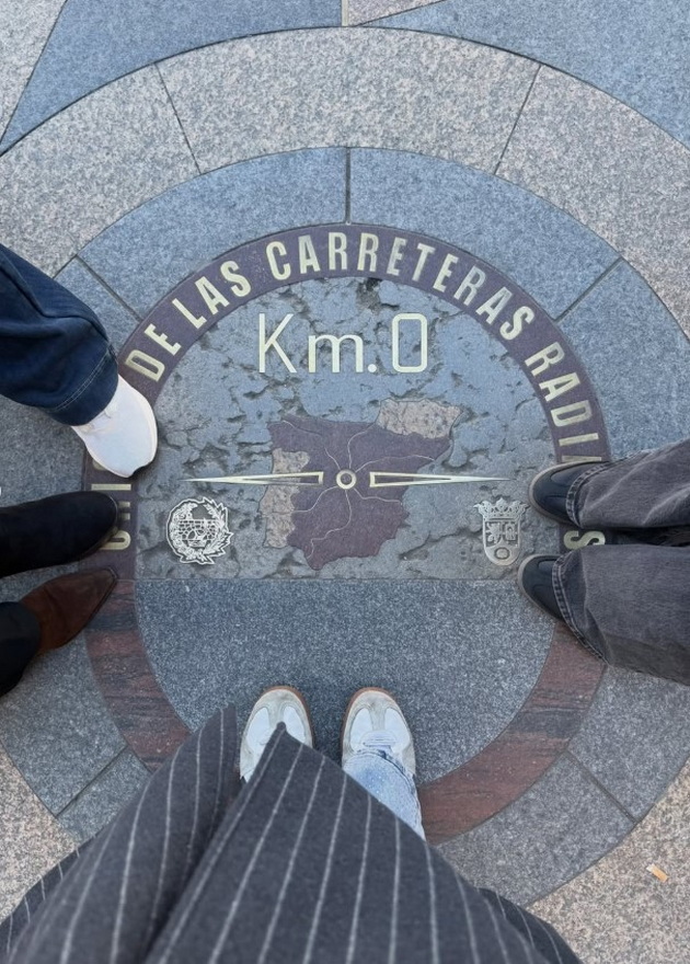 frozi-fran-so-maichka-shto-mami-pogledi-samouvereno-gi-nosi-kilogramite-na-patuvanje-vo-madrid-foto-04.jpg