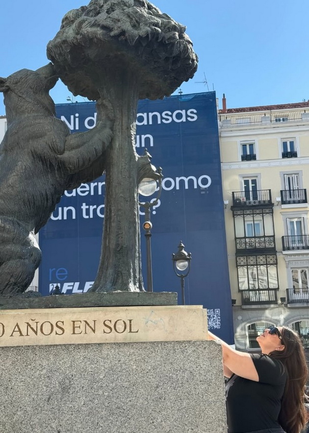 frozi-fran-so-maichka-shto-mami-pogledi-samouvereno-gi-nosi-kilogramite-na-patuvanje-vo-madrid-foto-05.jpg