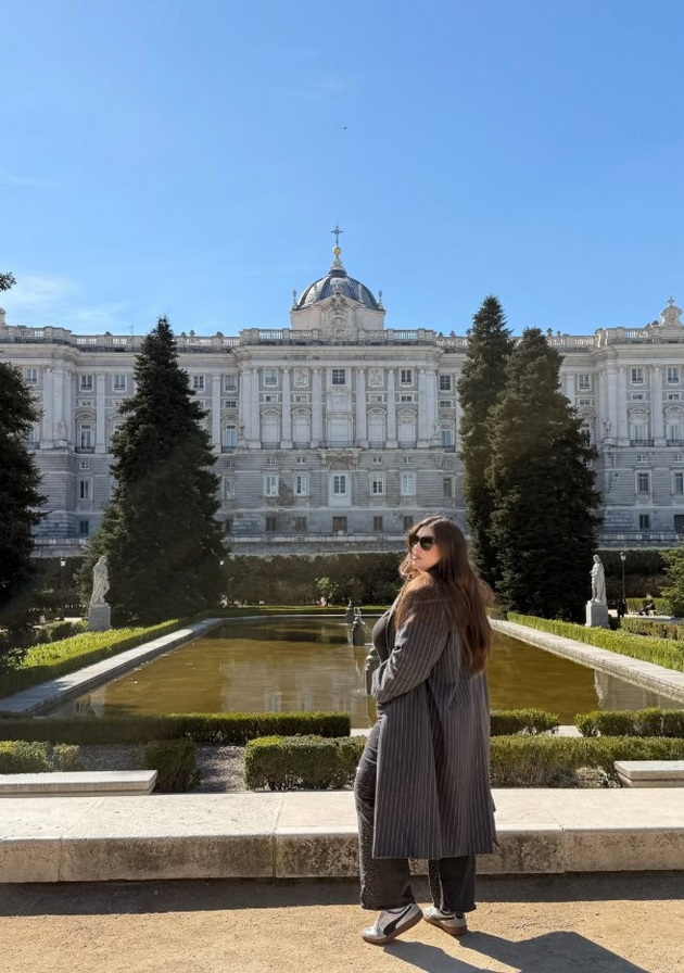 frozi-fran-so-maichka-shto-mami-pogledi-samouvereno-gi-nosi-kilogramite-na-patuvanje-vo-madrid-foto-06.jpg