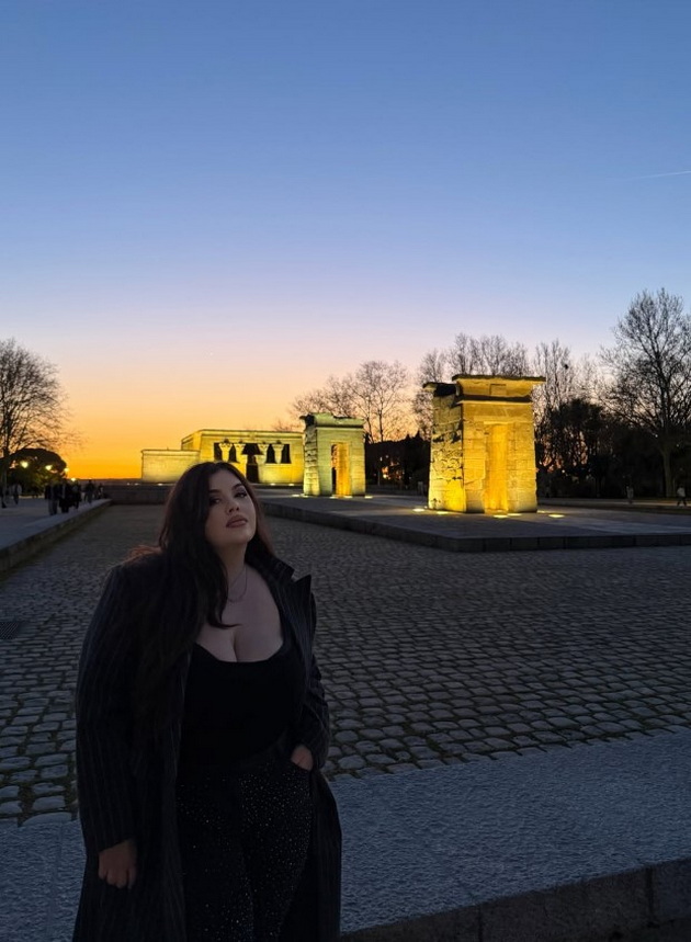 frozi-fran-so-maichka-shto-mami-pogledi-samouvereno-gi-nosi-kilogramite-na-patuvanje-vo-madrid-foto-08.jpg