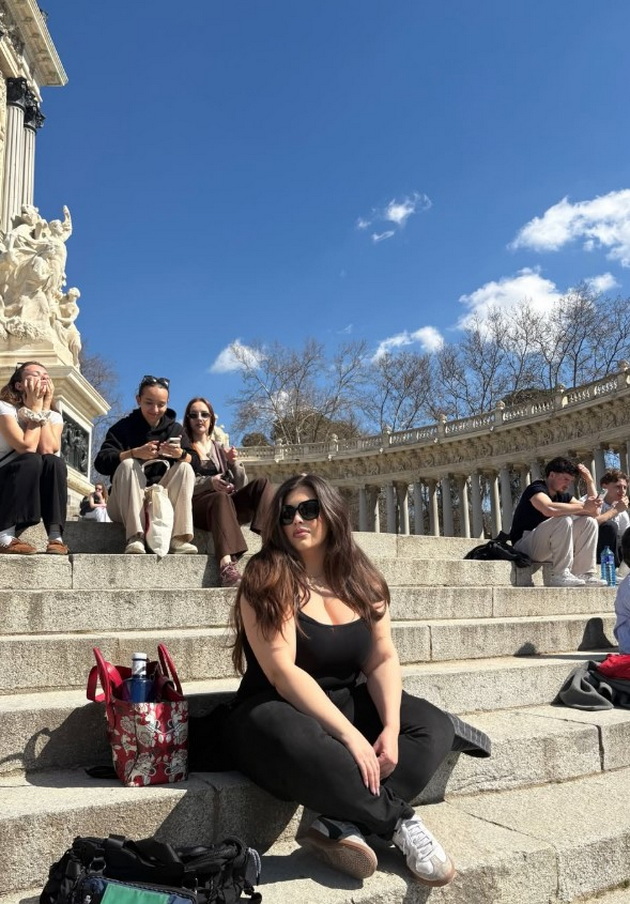 frozi-fran-so-maichka-shto-mami-pogledi-samouvereno-gi-nosi-kilogramite-na-patuvanje-vo-madrid-foto-11.jpg