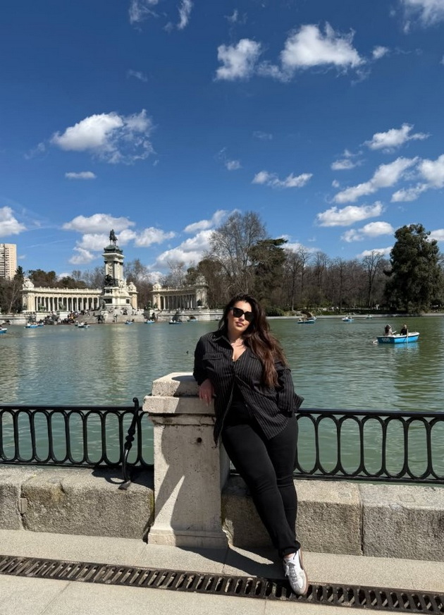 frozi-fran-so-maichka-shto-mami-pogledi-samouvereno-gi-nosi-kilogramite-na-patuvanje-vo-madrid-foto-12.jpg