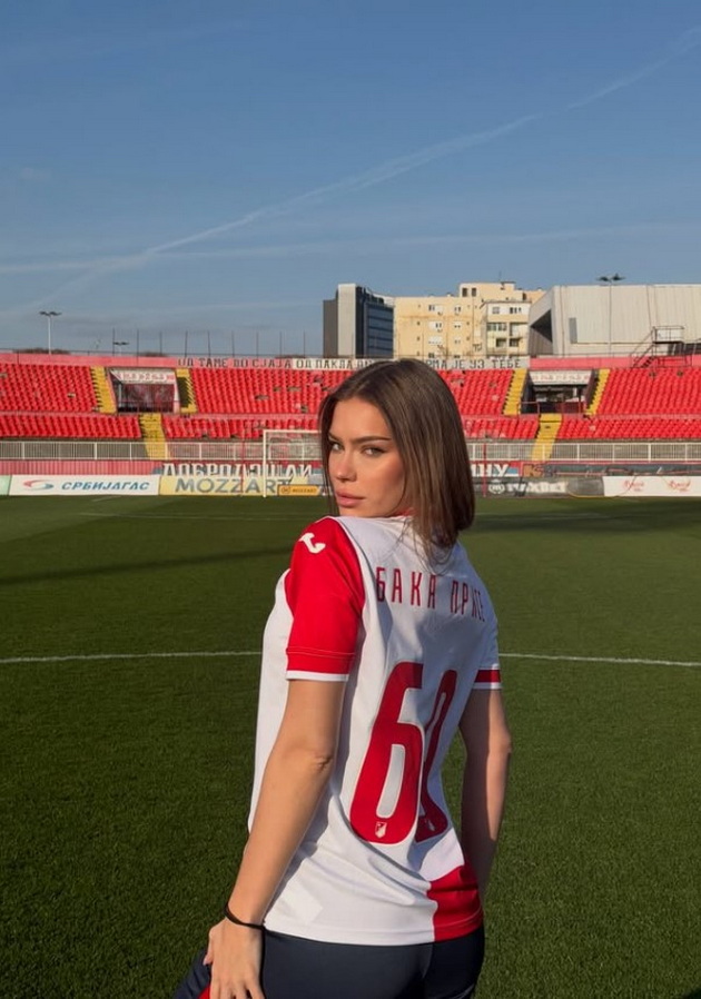 moeto-semejstvo-baka-prase-so-devojkata-povljuben-od-koga-bilo-po-navodnata-razdelba-se-baknuvaat-javno-05.jpg