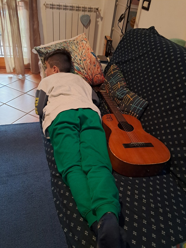 paolo-maca-9-od-skopje-ne-napravi-gordi-na-the-voice-kids-zhivee-vo-rim-so-majka-makedonka-i-tatko-italijanec-04.jpg