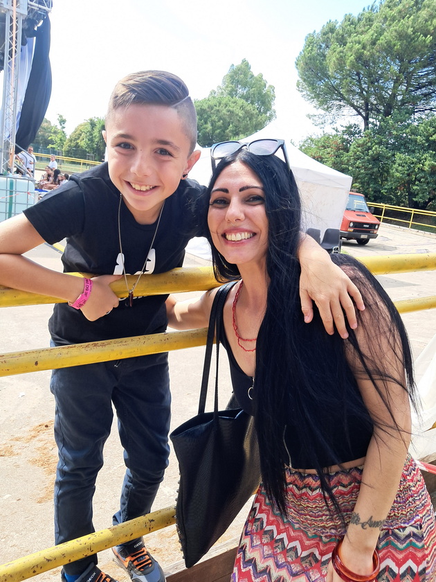 paolo-maca-9-od-skopje-ne-napravi-gordi-na-the-voice-kids-zhivee-vo-rim-so-majka-makedonka-i-tatko-italijanec-09.jpg