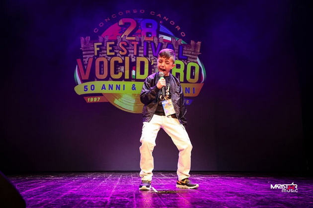 paolo-maca-9-od-skopje-ne-napravi-gordi-na-the-voice-kids-zhivee-vo-rim-so-majka-makedonka-i-tatko-italijanec-10.jpg