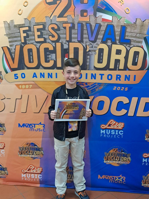 paolo-maca-9-od-skopje-ne-napravi-gordi-na-the-voice-kids-zhivee-vo-rim-so-majka-makedonka-i-tatko-italijanec-12.jpg