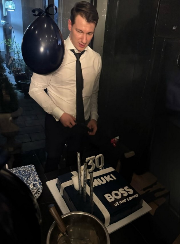 po-razvodot-koga-bivshiot-sakashe-da-i-gi-zeme-decata-tanja-savikj-40-pronajde-ljubov-mu-proslavi-30-ti-rodenden-na-sakaniot-06.jpg