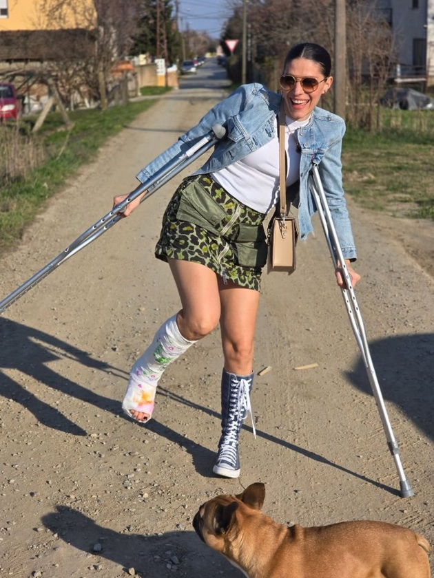 srbinka-so-video-shto-ezhi-pokazhuva-kako-ja-skrshila-nogata-bez-da-padne-sega-so-gips-vezhba-vo-teretana-07.jpg