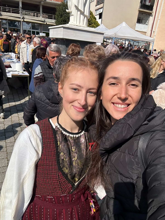 vegan-viki-fud-influenserka-i-sestra-na-spendjarska-so-svrshenikot-zhivee-vo-probishtip-tradicijata-zelnikot-na-baba-me-magjepsa-04.jpg