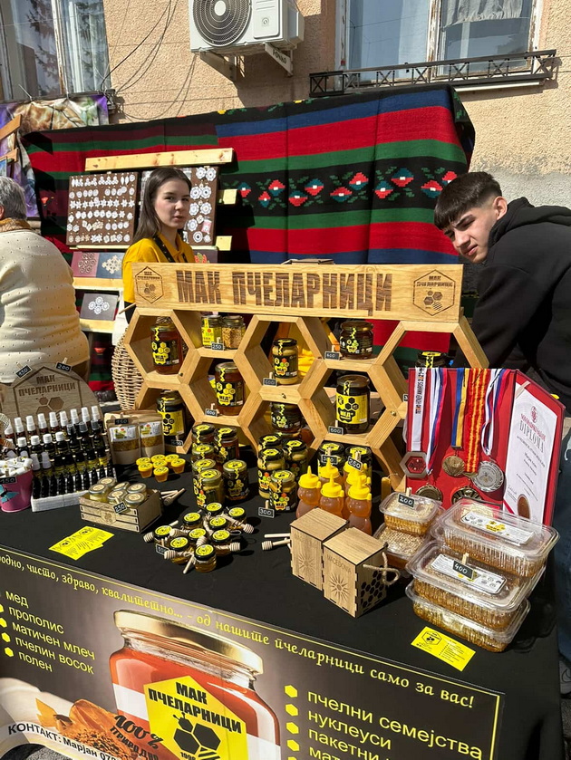 vegan-viki-fud-influenserka-i-sestra-na-spendjarska-so-svrshenikot-zhivee-vo-probishtip-tradicijata-zelnikot-na-baba-me-magjepsa-10.jpg