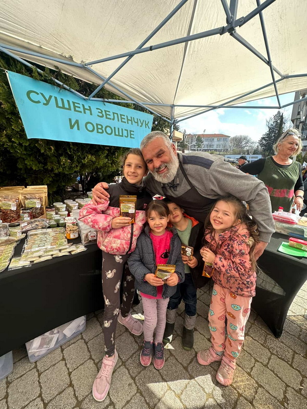 vegan-viki-fud-influenserka-i-sestra-na-spendjarska-so-svrshenikot-zhivee-vo-probishtip-tradicijata-zelnikot-na-baba-me-magjepsa-18.jpg